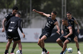 Jogadores fazendo atividade e Joo Pedro Tchoca, zagueiro do Sub-20, tentando roubar a bola