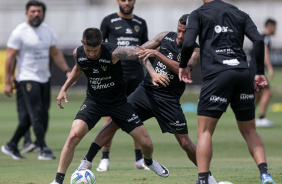 Léo Mana tentando sair jogando em atividade enquanto é pressionado por Ruan Oliveira
