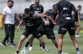 Lo Mana tentando sair jogando em atividade enquanto  pressionado por Ruan Oliveira