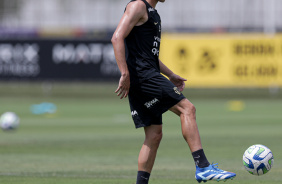Matheus Arajo dando passe em atividade matinal no CT