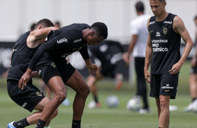 Matheus Arajo se aproximando de Felipe Augusto, que est protegendo a bola, durante atividade