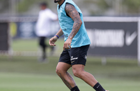 Matheus Bidu correndo em treino