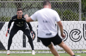 Matheus Donelli se preparando para executar defesa durante treino de goleiros