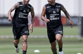 Ruan Oliveira e Matheus Bidu sorridentes em treino no CT