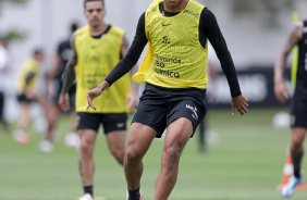 Wesley dando passe enquanto participa de treino