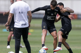 Yuri Alberto protegendo a bola enquanto é pressionado por Matheus Bidu em atividade