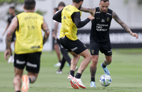 Yuri Alberto tentando roubar a bola de Maycon durante atividade