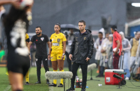 Rodrigo Iglesias na beira do gramado comandando o Corinthians