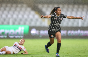 Vic Albuquerque comemorando gol marcado