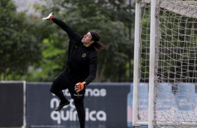 Cssio realizando defesa no treinamento do Corinthians