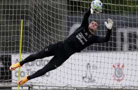 Felipe Longo espalmando bola durante treinamento do Corinthians