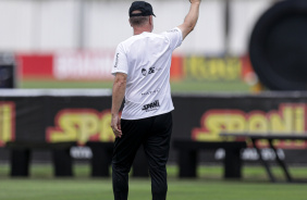 Mano Menezes acenando em treinamento do Corinthians