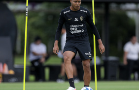 Wesley em ao no treino do Corinthians