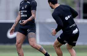 Fbio Santos e Giuliano em disputa de bola no treino
