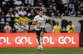 Lucas Verssimo conduzindo bola contra o Bahia