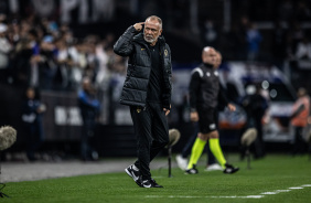 Mano Menezes apontando para a cabea no jogo contra o Bahia