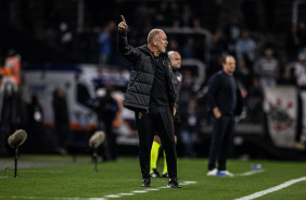 Mano Menezes orientando a equipe diante do Bahia