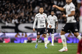 Maycon observando a jogada contra o Bahia