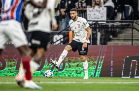 Renato Augusto dominando a bola contra o Bahia