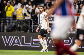 Renato Augusto observando a jogada diante do Bahia