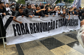 Faixa erguida pela torcida contra a chapa 'Renovao & Transparncia'