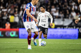 Matheus Bidu conduzindo bola durante a partida contra o Bahia