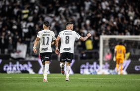 Romero e Renato Augusto comemoram o gol do Corinthians