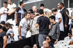 Augusto Melo tirando foto com torcedores na Arena