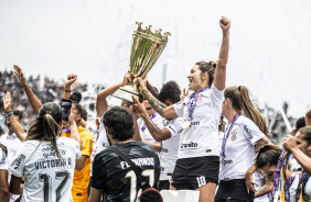 Gabi Zanotti e demais jogadoras comemorando com o trofu do Paulista Feminino