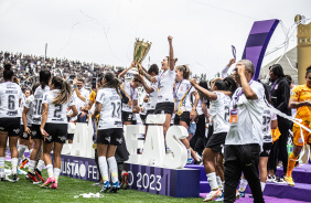 Jogadoras do Corinthians erguendo a taa do Paulista Feminino de 2023