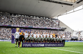 Jogadoras e comisso do Corinthians perfilados em campo e tirando foto antes da final do Paulista