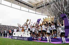 Jogadoras na Neo Qumica Arena comemorando a conquista do Paulista Feminino
