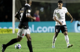 Caetano com a bola no jogo do Corinthians contra o Vasco