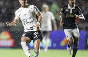 Giuliano realizando passe no jogo do Corinthians contra o Vasco