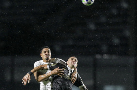 Lucas Verssimo disputando bola com Vegetti