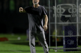 Mano Menezes na beira do campo no jogo entre Vasco e Corinthians