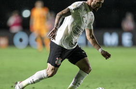 Renato Augusto com a bola no jogo entre Vasco e Corinthians