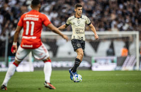 Gabriel Moscardo com a bola no duelo diante do Internacional