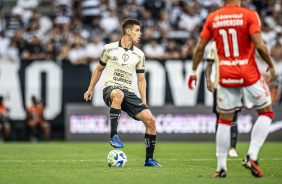 Gabriel Moscardo com a posse contra o Internacional