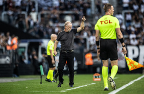 Mano sinaliza para o elenco do Corinthians