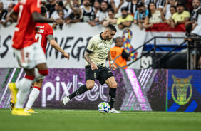 Renato Augusto com a bola contra o Internacional