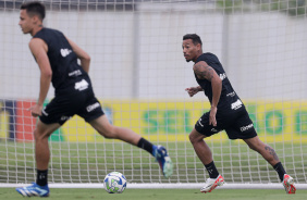 Matheus Arajo e Ruan Oliveira durante treino do Corinthians no CT Joaquim Grava
