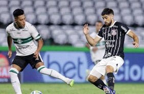 Bruno Mndez tentando roubar a bola de jogador do Coritiba