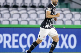 Bruno Mndez trotando durante partida no Couto Pereira