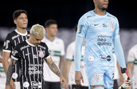 Caetano, Fagner e Carlos Miguel entrando em campo para enfrentar o Couto Pereira