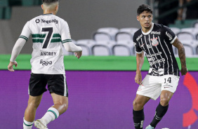 Caetano passando por jogador do Coritiba para executar passe