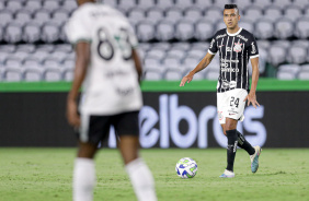 Cantillo prestes a dar um passe durante jogo contra o Coritiba