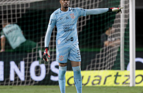 Carlos Miguel postando em campo e apontando