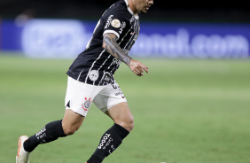 Fagner com a bola dominada correndo em campo