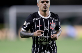 Fagner correndo no campo do Couto Pereira